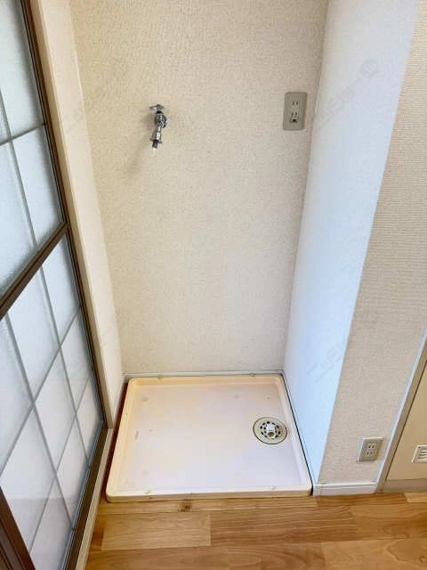 洗濯機置場　同型参考写真